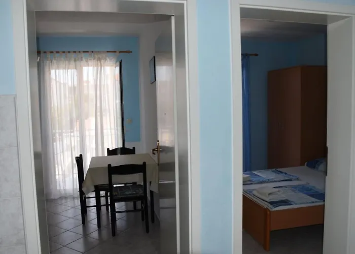 Dana - One Bedroom 3 *